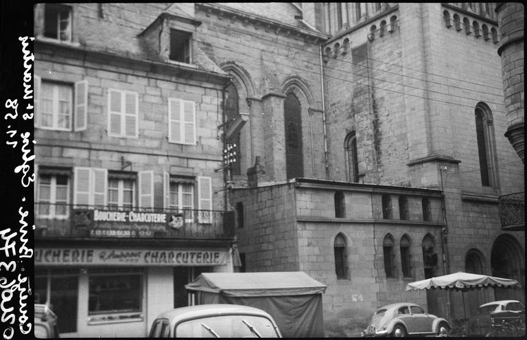 Façade latérale, partie inférieure et boutique