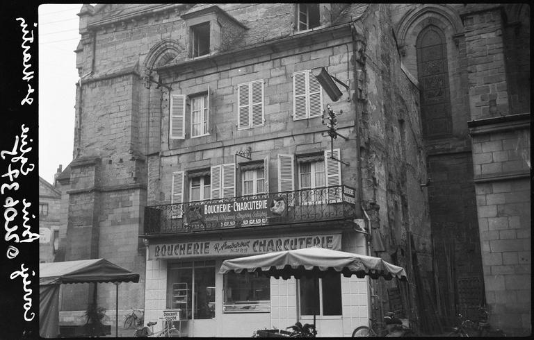 Façade latérale, partie inférieure et boutique