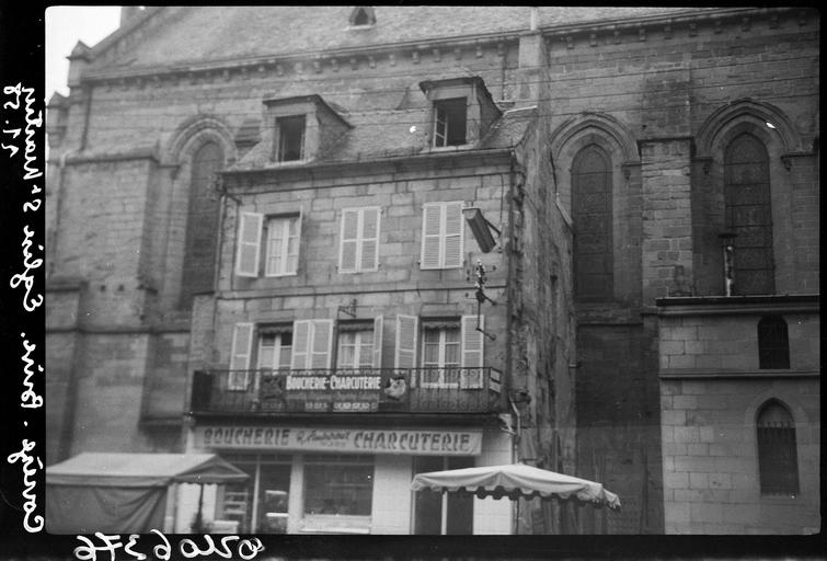 Façade latérale, partie inférieure et boutique