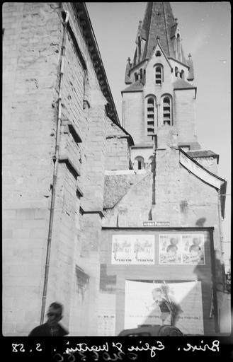 Clocher, affiches à sa base