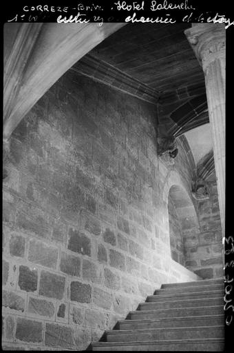 Intérieur : escalier entre le rez-de-chaussée et le premier étage