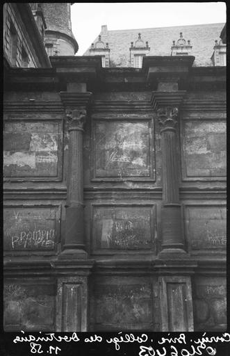 Mur d'entrée, détail de la colonnade