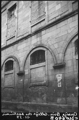 Façade sur rue, partie inférieure