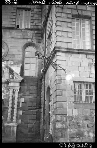 Portail de la chapelle, détail et angle de mur