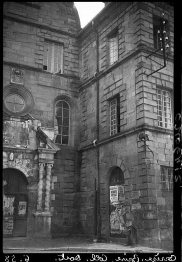 Portail de la chapelle et angle de mur