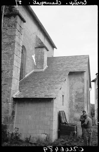 Ouvriers devant une façade latérale