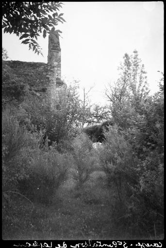 Clocher et façade en ruines