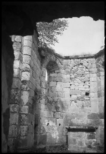 Intérieur : le choeur en ruines