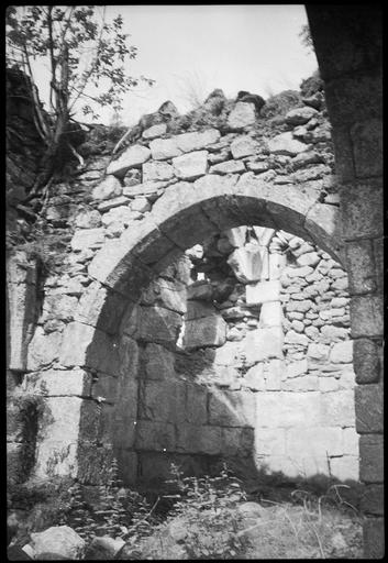 Intérieur : une arcade en ruines