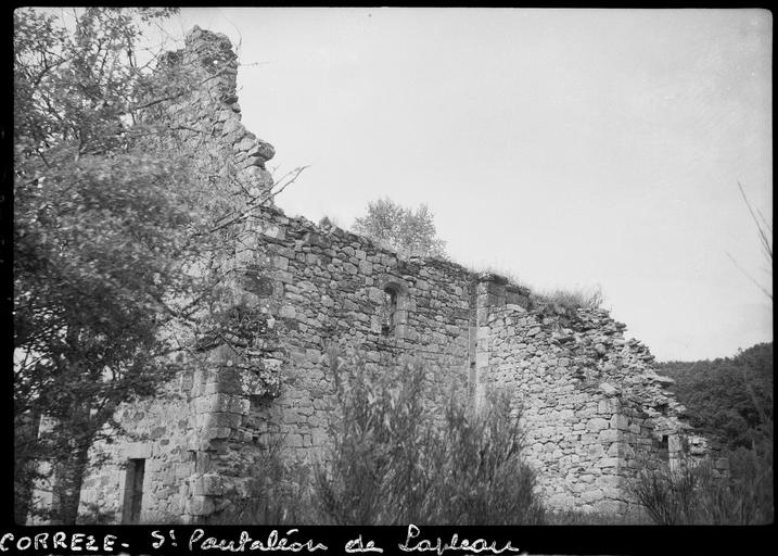 Façade latérale en ruines