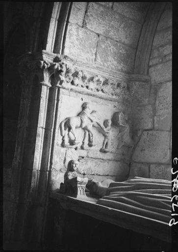 Chapelle sud : tombeau du gisant d'un chevalier et bas-relief : la crucifixion