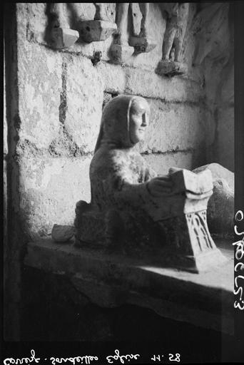 Chapelle sud : tombeau du gisant d'un chevalier, sculpture d'un moine lisant près de la tête