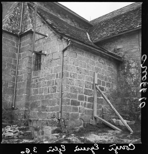 Façade latérale en cours de restauration