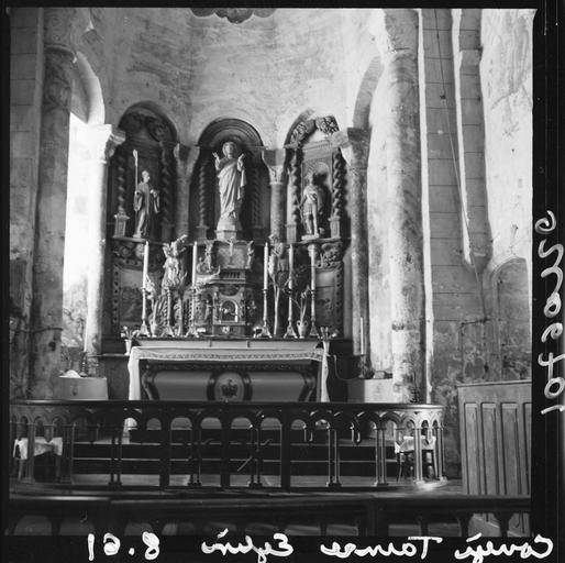 Intérieur : l'autel du choeur