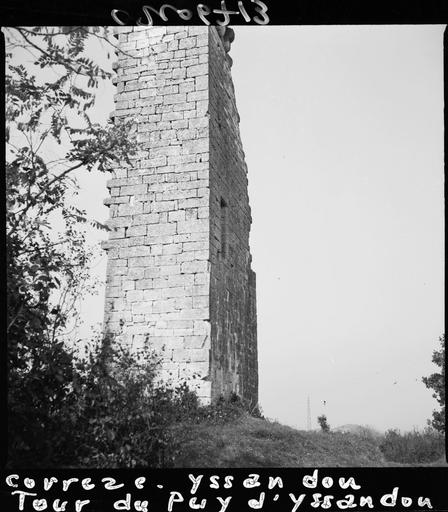 Tour en ruines : partie inférieure