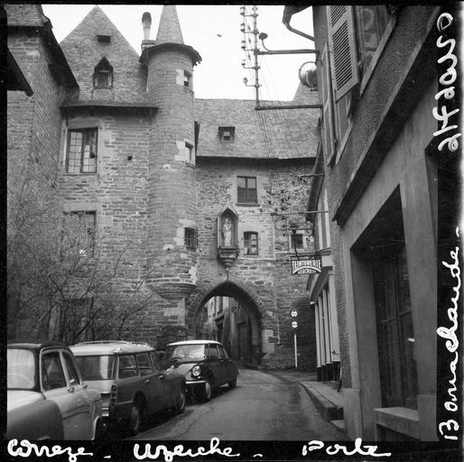 Façade extra-muros, donnant sur une ruelle, automobiles