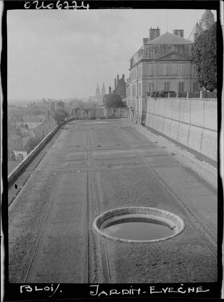 Façade sur la terrasse basse