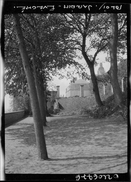 Jardin : allée vers un bâtiment