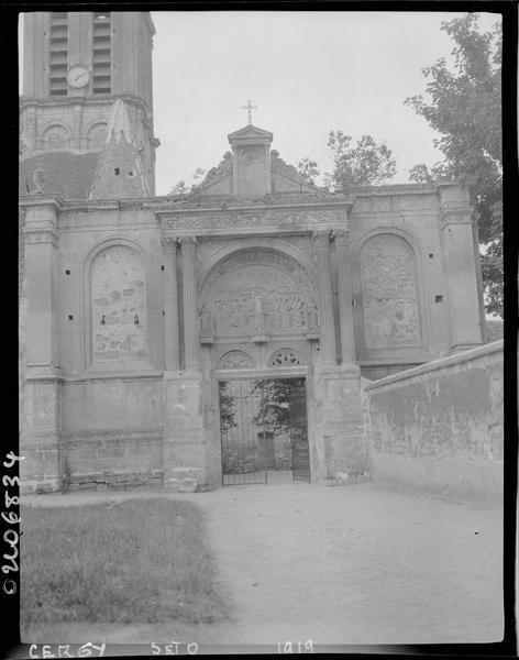 Portail nord, tympan sculpté et colonnes