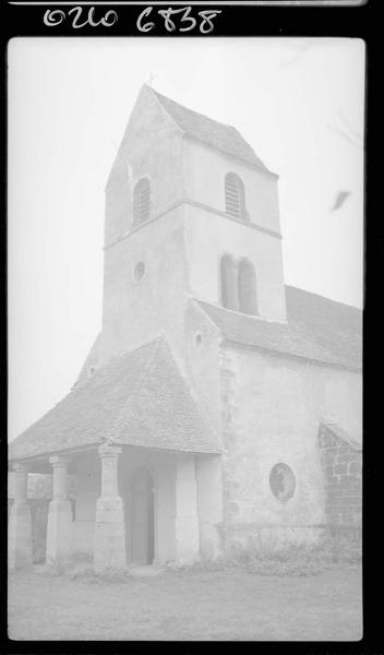 Clocher-porche à l'ouest