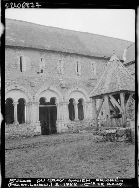 Façade de la salle capitulaire sur une cour intérieure, puits couvert