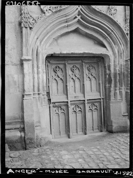 Porte de la tourelle d'escalier