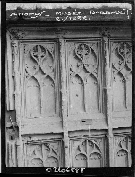 Porte de la tourelle d'escalier : vantaux en bois