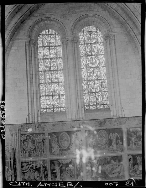 Intérieur : vitraux de la nef, 2ème fenêtre