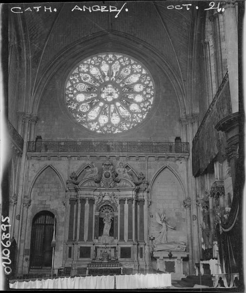 Transept nord : rose et autel