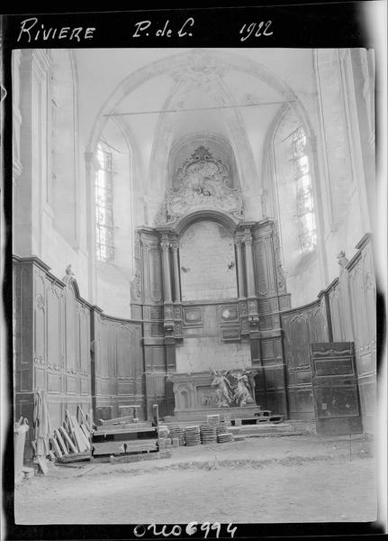 Intérieur : le choeur en cours de restauration