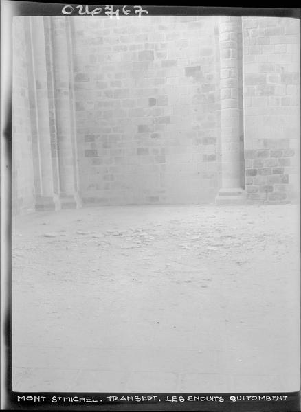 Intérieur :  les enduits du transept qui tombent