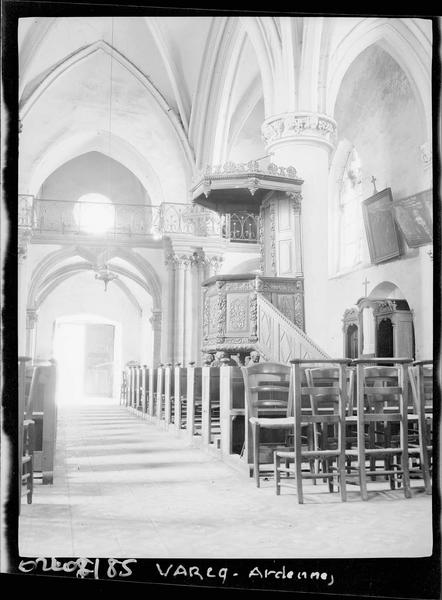 Intérieur : la nef vers l'entrée