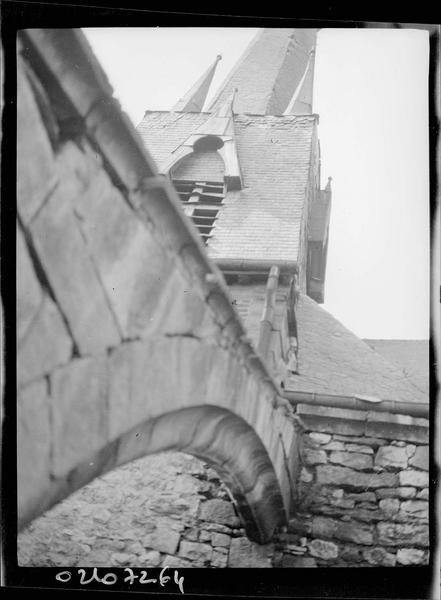 Arc-boutant et détail du clocher