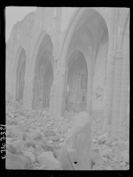 Eglise en ruines, dommages de guerre