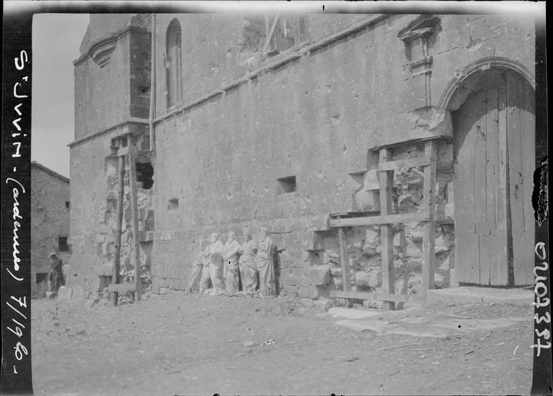 Façade endommagée, statues déposées