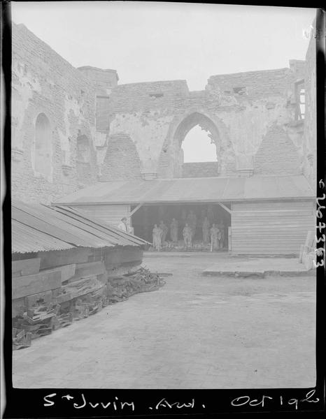 Eglise en ruines, statues déposées