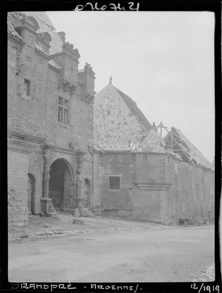 Entrée et bâtiments endommagés