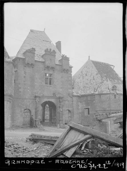 Entrée et bâtiments endommagés