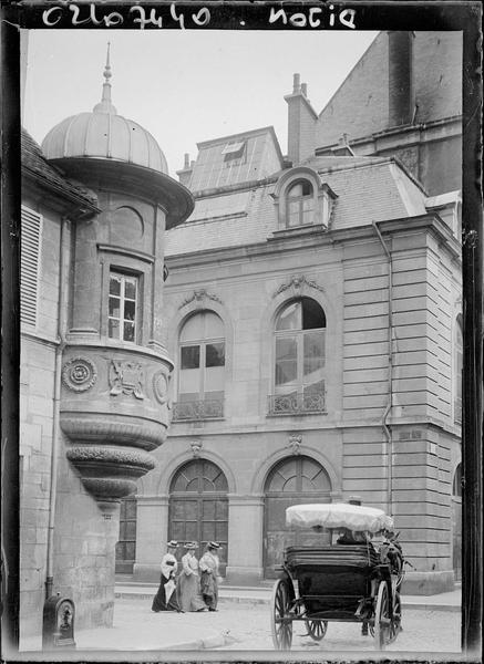 Echauguette, femmes et calèche dans la rue