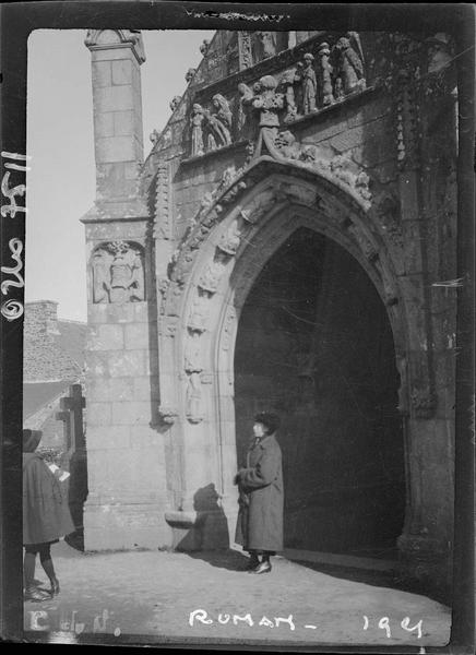 Une femme devant le porche