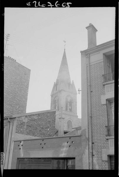 Clocher depuis des maisons