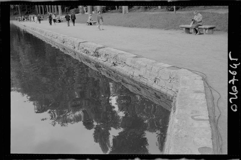 Bassin de l'octogone : promeneurs en bordure