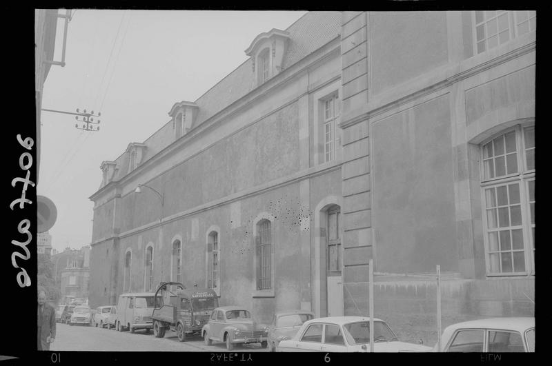 Façade sur rue, automobiles