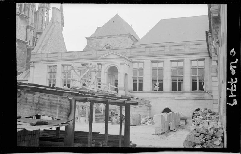 Salle du Tau : entrée en cours de restauration