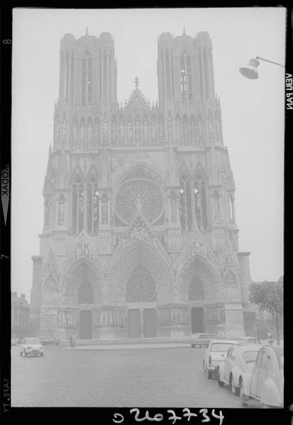 Façade ouest sur la place, automobiles