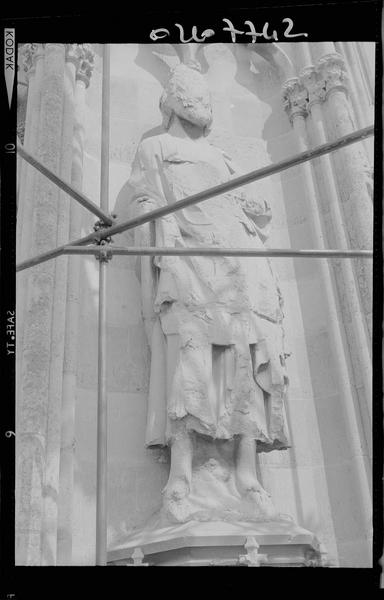 Tour sud : statue de la galerie des rois