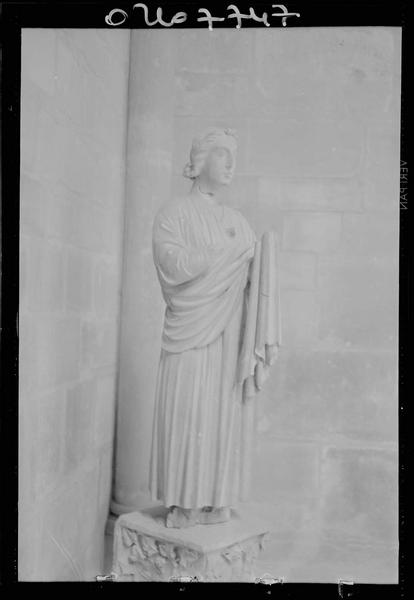 Transept nord : statue au revers de façade