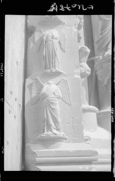 Portail central ouest : statues d'anges sans tête