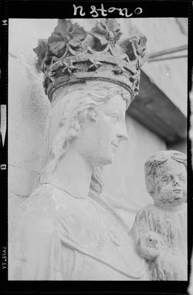 Portail central ouest : statue au trumeau Vierge à l'enfant