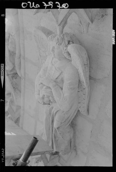 Façade ouest, portail sud : statue d'ange